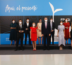 Fotografía de grupo de Sus Majestades los Reyes y Sus Altezas Reales la Princesa de Asturias y de Girona, la Infanta Doña Sofía con las autoridades y 